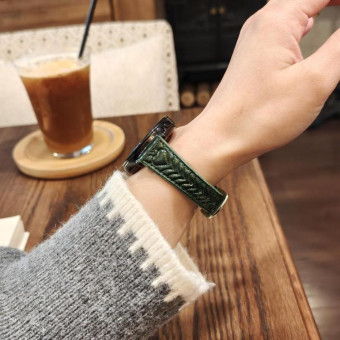 For Garmin Forerunner 265S Heart-Shaped Embossed 18mm Leather Watch Band(Forest Green)