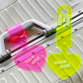 2pcs PVC Fluorescent Love Luggage Tag Baggage Tag Boarding Pass Checked Suitcase Anti-Lost Luggage Label(Pink)