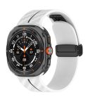 For Samsung Galaxy Watch Ultra 47mm Carbon Fiber Magnetic Folding Buckle Silicone Watch Band(White Black)
